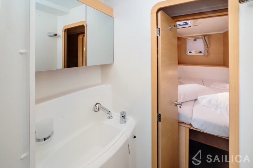 Lagoon 400 S2 - Yacht Charter Sailica