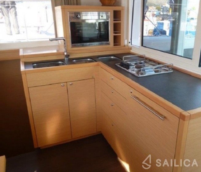 Lagoon 400 S2 - Yacht Charter Sailica