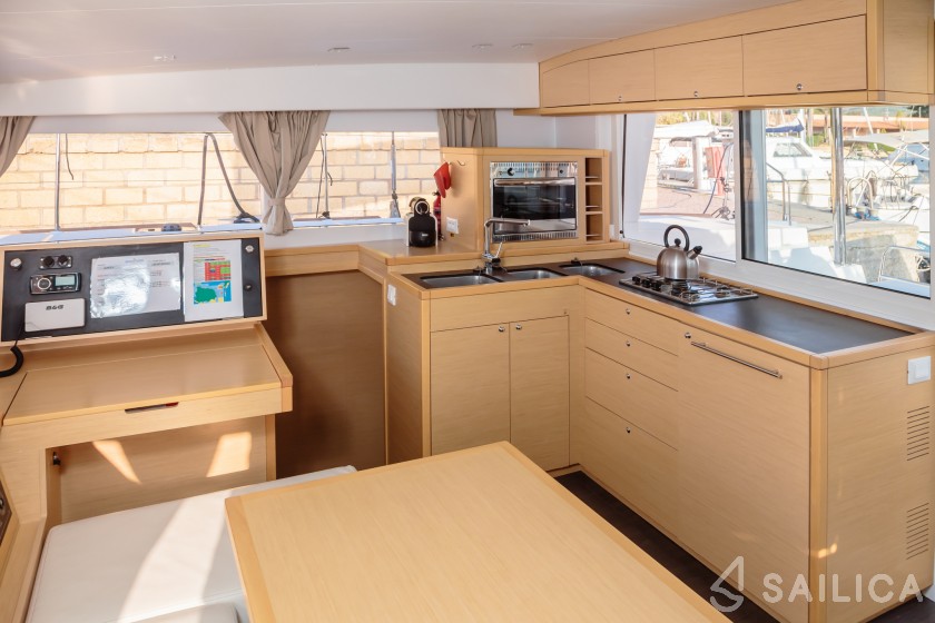 Lagoon 400 S2 - Yacht Charter Sailica