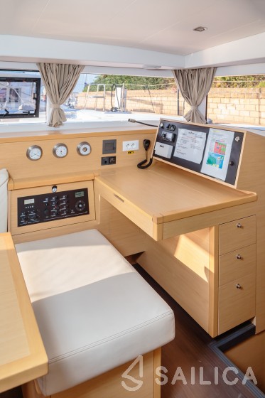 Lagoon 400 S2 - Yacht Charter Sailica