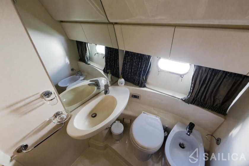 Ferretti 460i - Yacht Charter Sailica