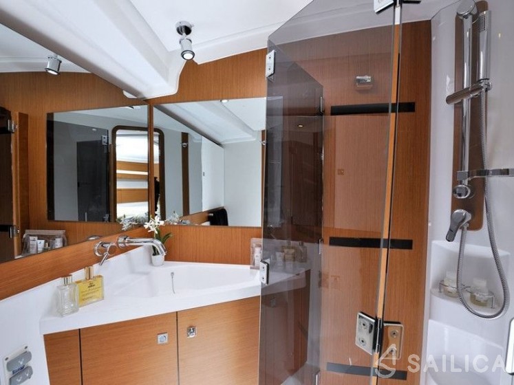 Jeanneau 53 - 3 cab. - Yacht Charter Sailica
