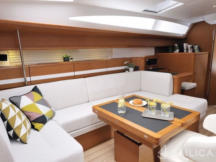 Jeanneau 53 - 3 cab. - Yacht Charter Sailica