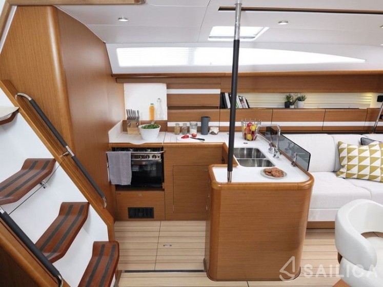 Jeanneau 53 - 3 cab. - Yacht Charter Sailica
