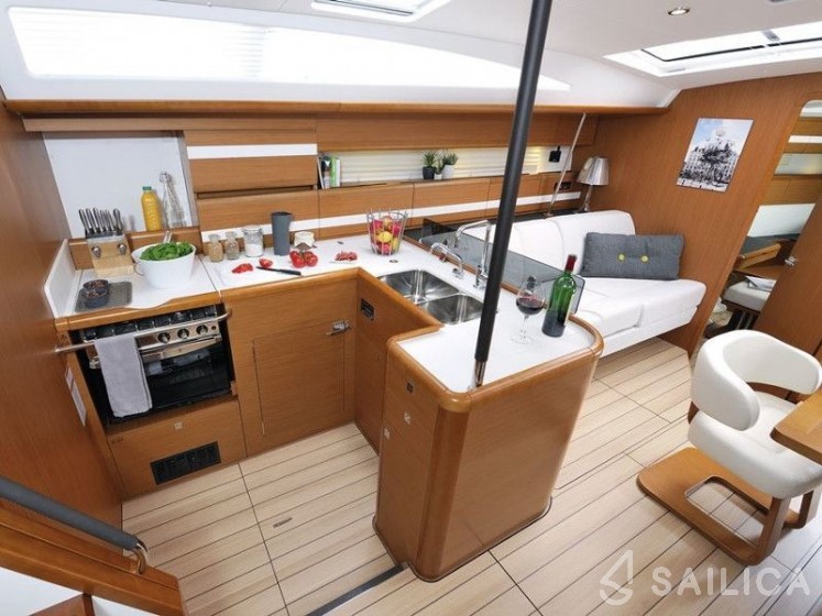 Jeanneau 53 - 3 cab. - Yacht Charter Sailica