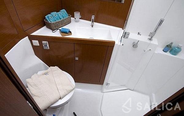 Oceanis 45 - Yacht Charter Sailica