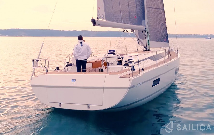 Bavaria C45 - 4 cab. - Yacht Charter Sailica