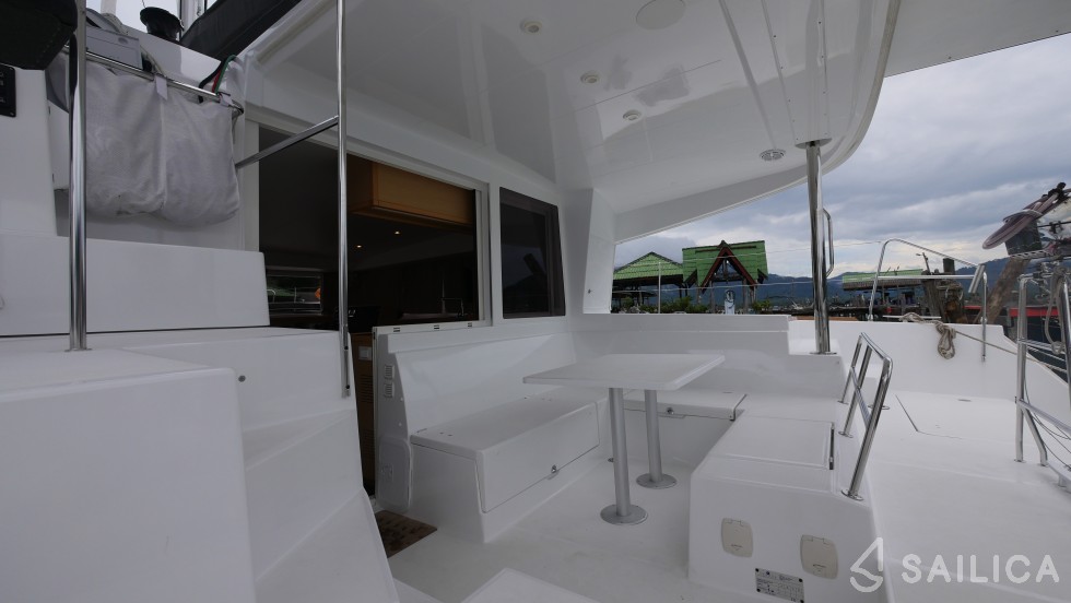 Lagoon 400 S2 - 4 + 1 cab. - Yacht Charter Sailica