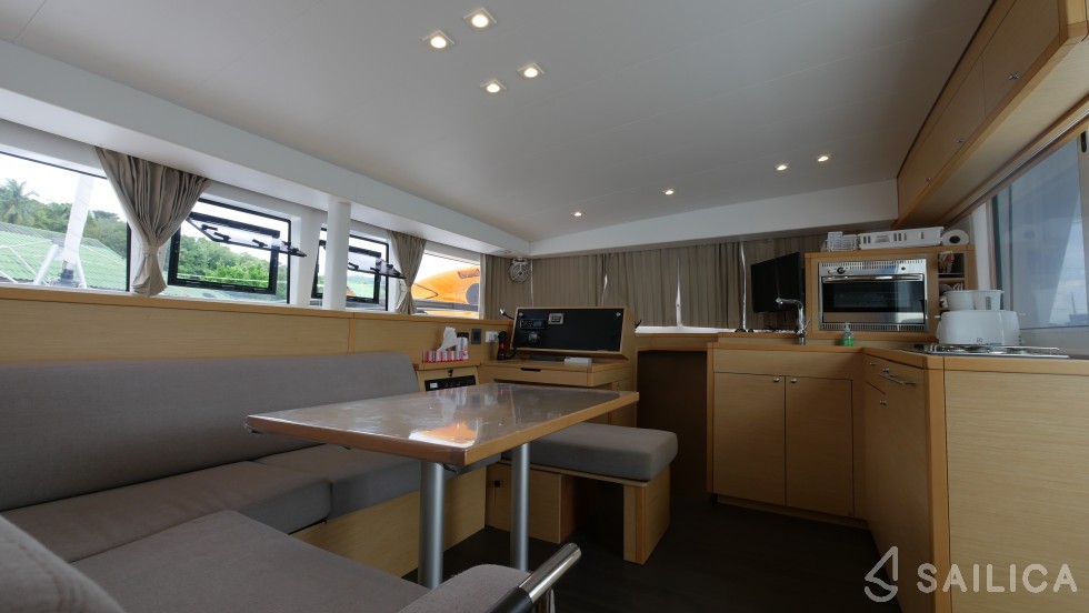 Lagoon 400 S2 - 4 + 1 cab. - Yacht Charter Sailica