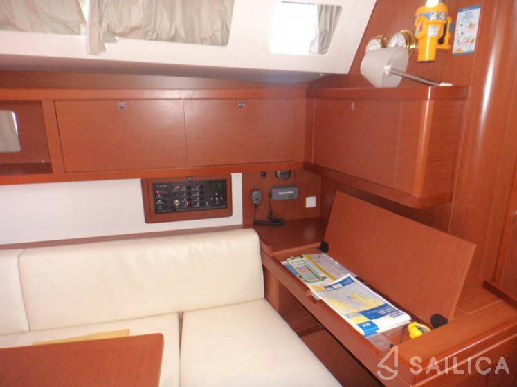 Oceanis 45 - Yacht Charter Sailica