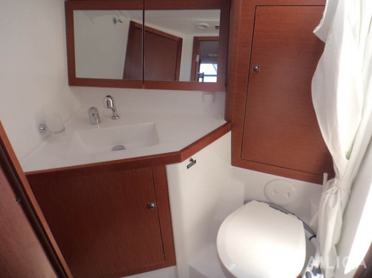 Oceanis 45 - Yacht Charter Sailica