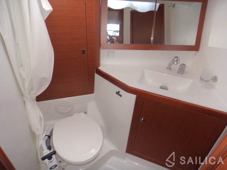 Oceanis 45 - Yacht Charter Sailica