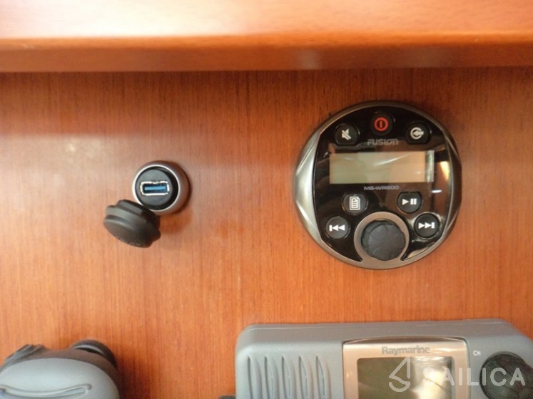 Oceanis 45 - Yacht Charter Sailica