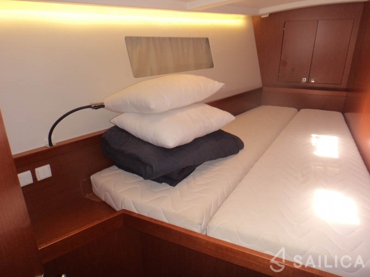 Oceanis 45 - Yacht Charter Sailica