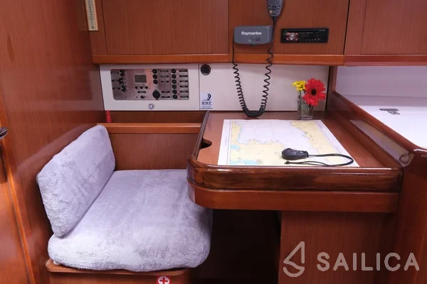 Oceanis 40 - Yacht Charter Sailica