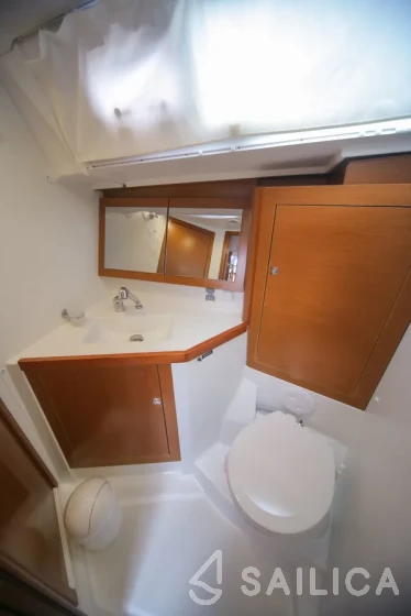 Oceanis 45 - Yacht Charter Sailica