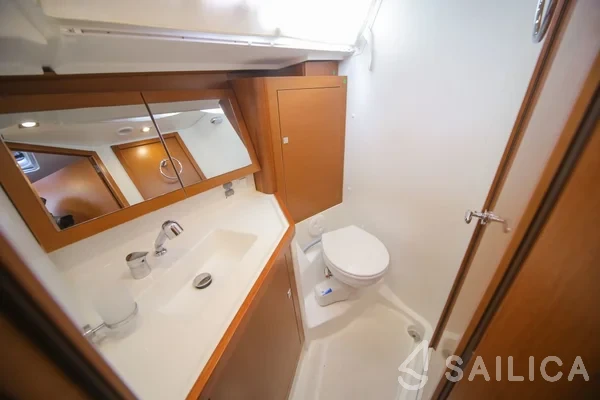 Oceanis 45 - Yacht Charter Sailica