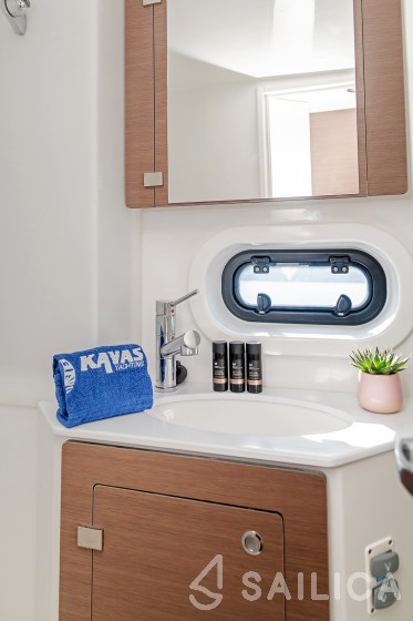 Bali 4.2 - Yacht Charter Sailica