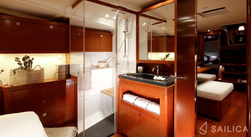 Oceanis 48 - Yacht Charter Sailica