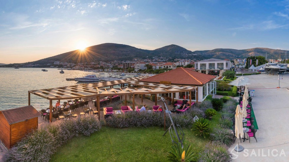 Oceanis 48 - Yacht Charter Sailica