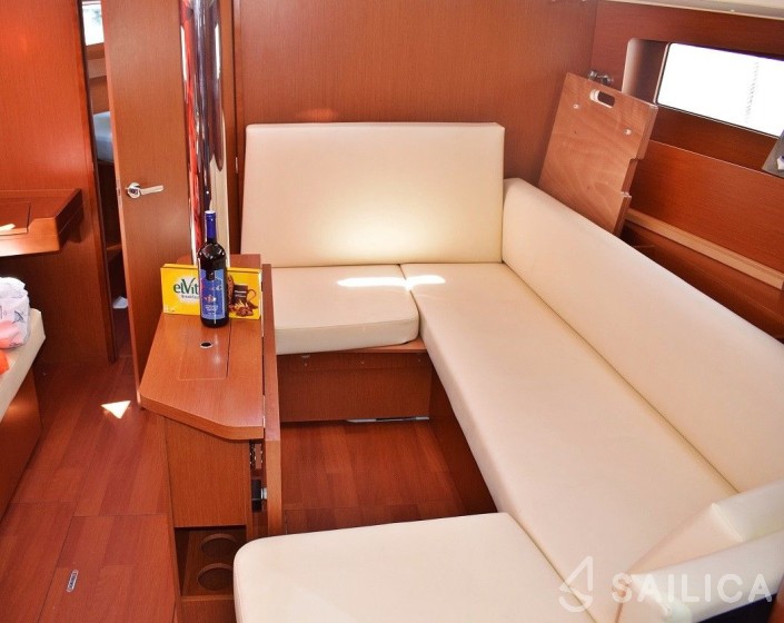 Oceanis 41.1 - Yacht Charter Sailica