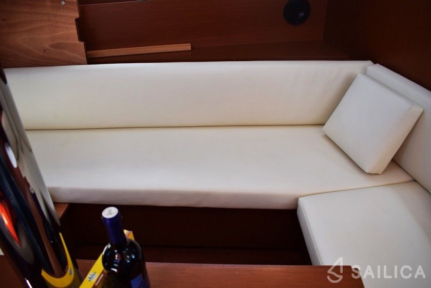 Oceanis 41.1 - Yacht Charter Sailica