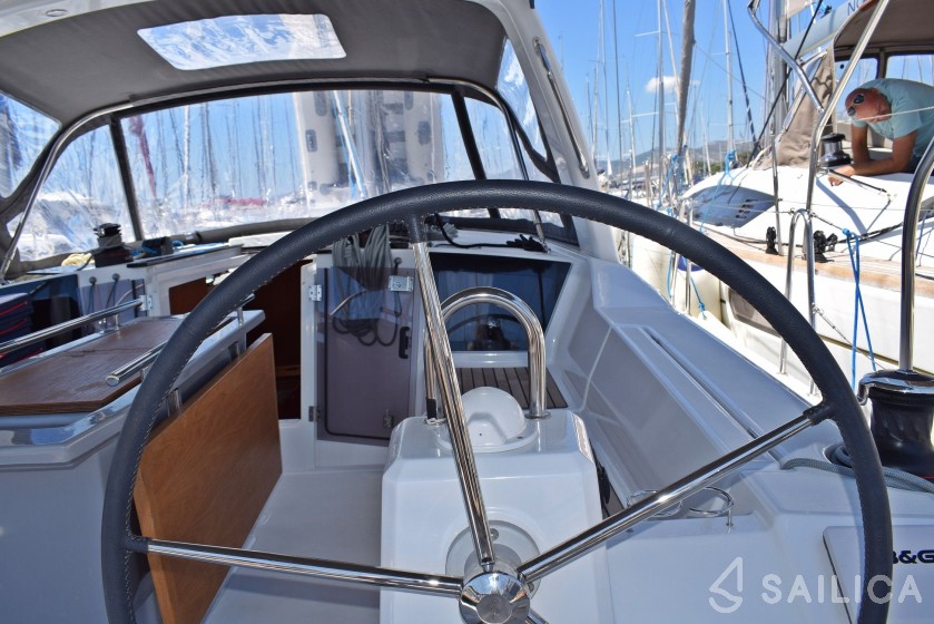 Oceanis 41.1 - Yacht Charter Sailica