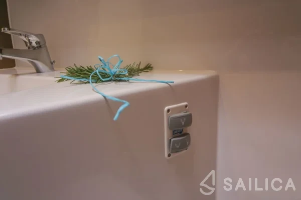 Lagoon 42 - Yacht Charter Sailica