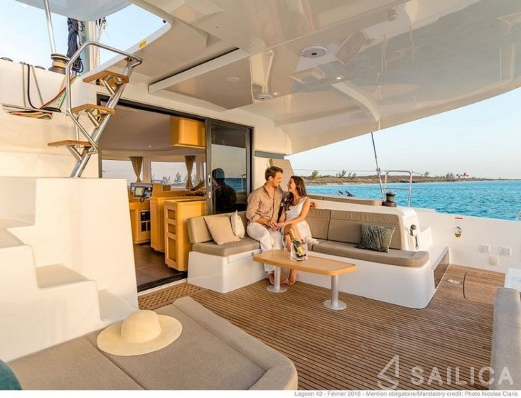 Astréa 42 - Yacht Charter Sailica
