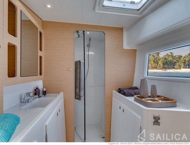 Astréa 42 - Yacht Charter Sailica