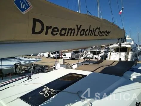 Astréa 42 - Yacht Charter Sailica