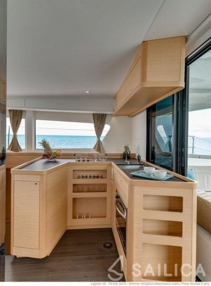Astréa 42 - Yacht Charter Sailica