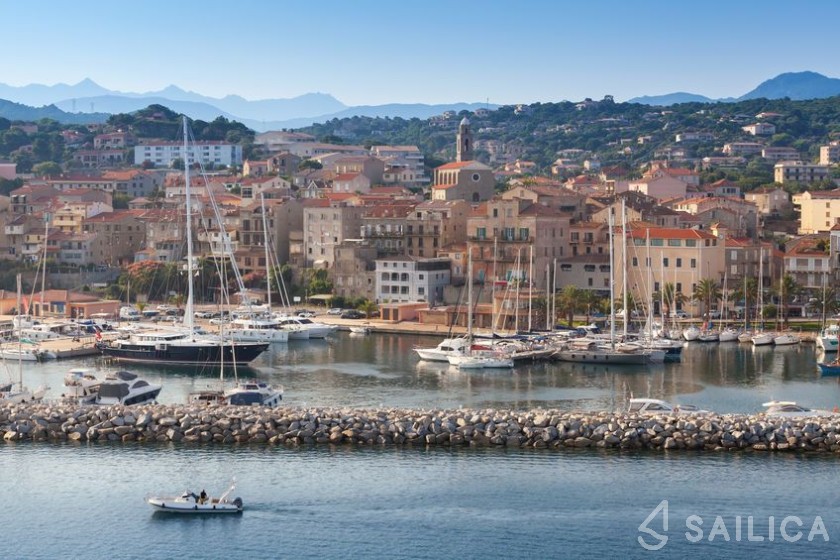 Astréa 42 - Yacht Charter Sailica