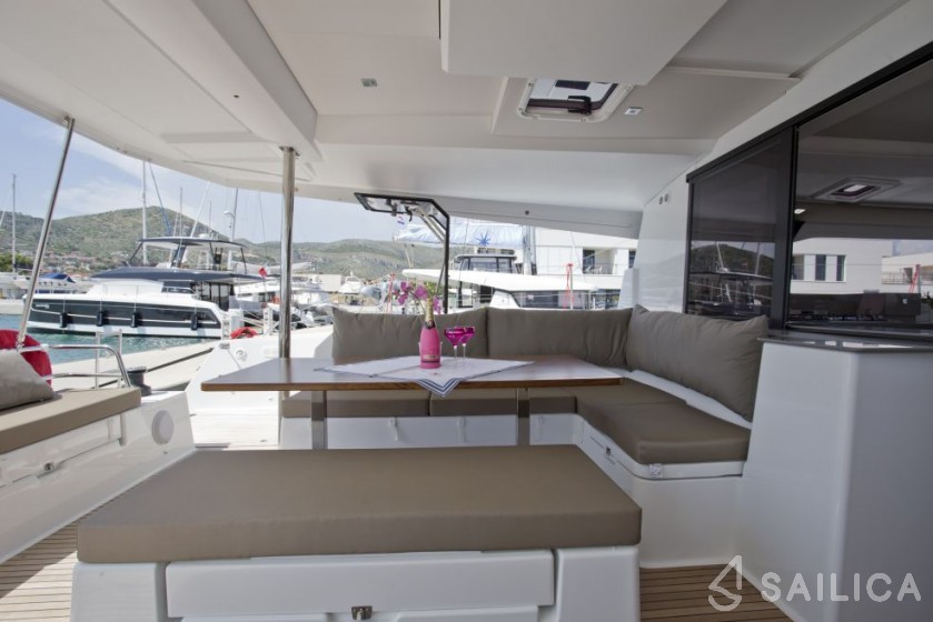 Fountaine Pajot Saona 47 (Quintet) - 5 + 1 cab. - Yacht Charter Sailica