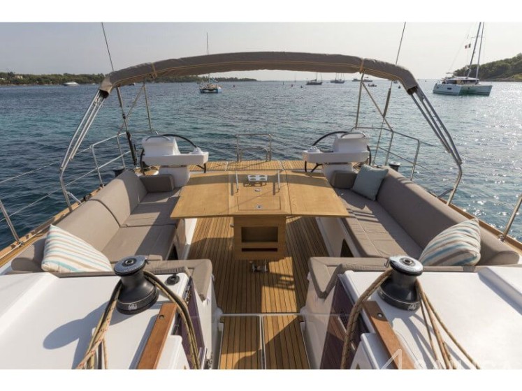 Dufour 520 GL - Yacht Charter Sailica