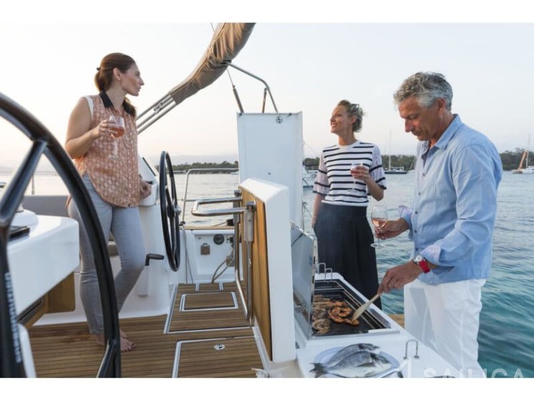 Dufour 520 GL - Yacht Charter Sailica