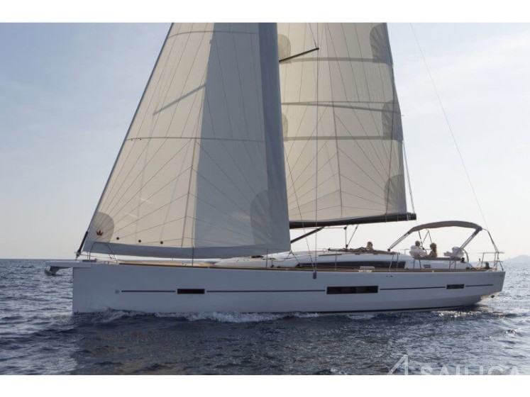 Dufour 520 GL - Yacht Charter Sailica