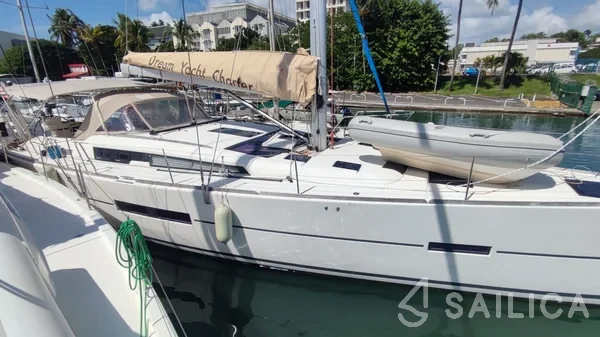 Dufour 520 GL - Yacht Charter Sailica