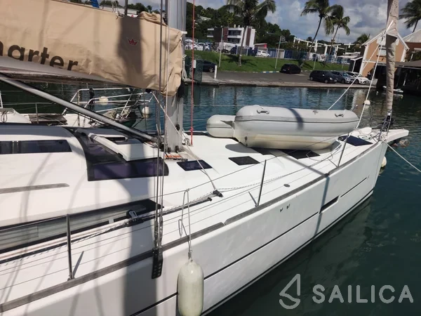 Dufour 520 GL - Yacht Charter Sailica