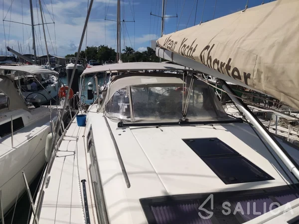 Dufour 520 GL - Yacht Charter Sailica