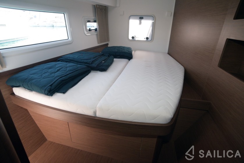 Lagoon 42 - Yacht Charter Sailica