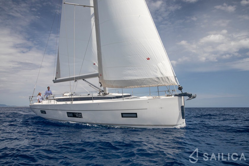Bavaria C45 - 4 cab. - Yacht Charter Sailica