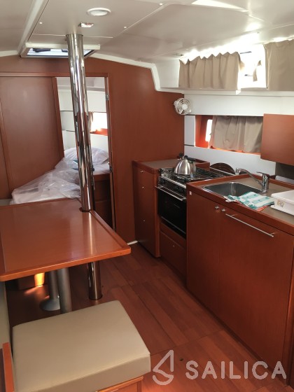 Oceanis 38.1 - Yacht Charter Sailica