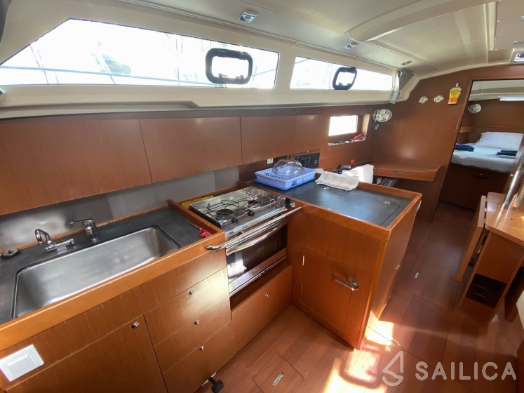 Oceanis 41.1 - Yacht Charter Sailica