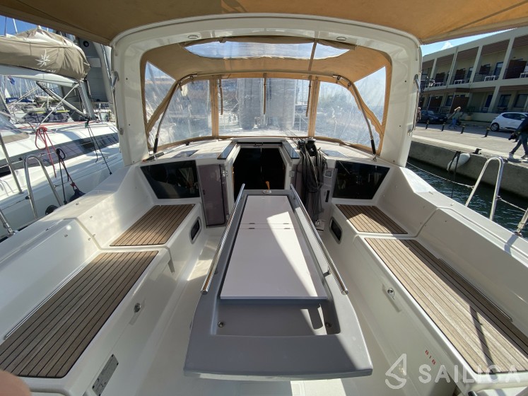 Oceanis 41.1 - Yacht Charter Sailica