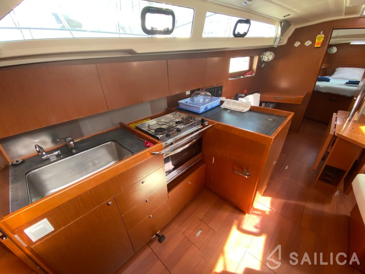 Oceanis 41.1 - Yacht Charter Sailica