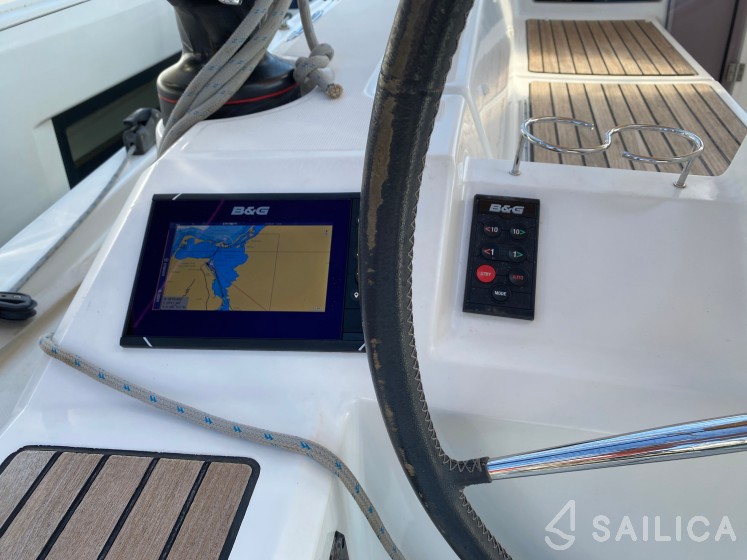 Oceanis 41.1 - Yacht Charter Sailica