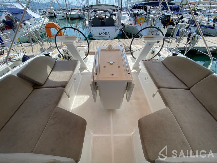 Oceanis 51.1 - Yacht Charter Sailica