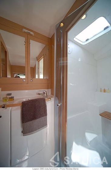 Lagoon 380 - Yacht Charter Sailica