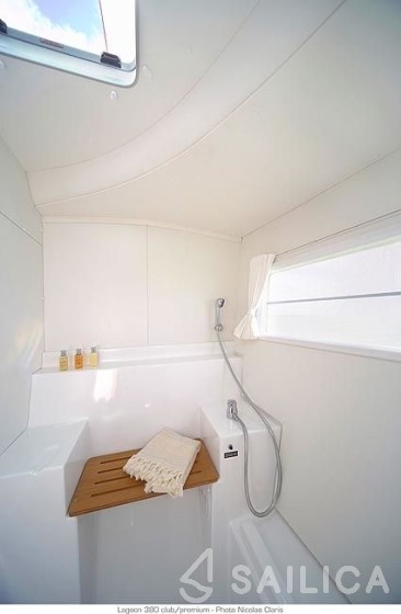 Lagoon 380 - Yacht Charter Sailica